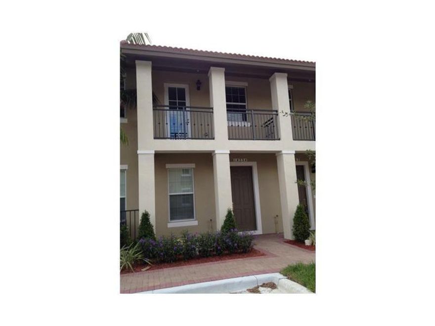 SPECTACULAR TOWNHOUSE,CERAMIC TILE THROUGHTOUT FIRST FLOOR, CARPET IN BEDROOMS,KITCHEN HAS WOOD CABINETS,STAINLESS STEEL APPLIANCES AND GRANITE COUNTERTOP. DOUBLE CAR GARAGE BLINDS HIGH IMPACT WINDOWS AND HIGH EFFICIENY CENTRAL AIR. CLUBHOUSE WITH POOL AN D GYM,CENTRALLY LOCATED NEXT TO EXPRESSWAY.
