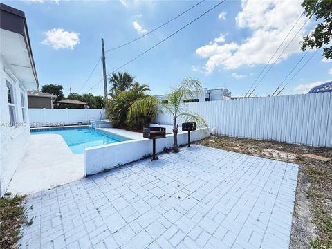 Tiny photo for 400 SW 14th St, Deerfield Beach, FL 33441 (MLS # A12012415)