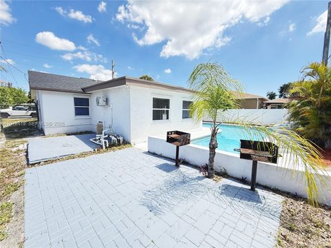 Tiny photo for 400 SW 14th St, Deerfield Beach, FL 33441 (MLS # A12012415)