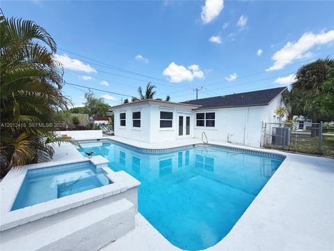 Tiny photo for 400 SW 14th St, Deerfield Beach, FL 33441 (MLS # A12012415)