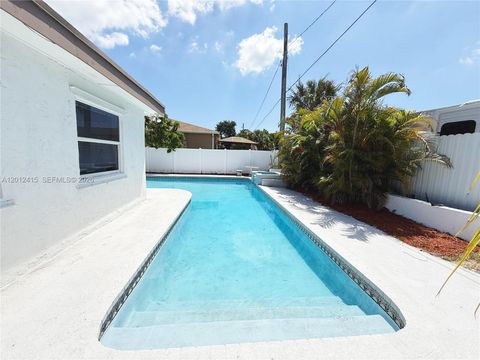 Tiny photo for 400 SW 14th St, Deerfield Beach, FL 33441 (MLS # A12012415)