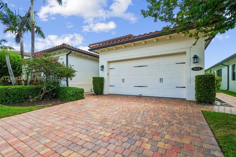 Photo of 1053 SW 113th Way, Pembroke Pines, FL 33025 (MLS # A12054105)