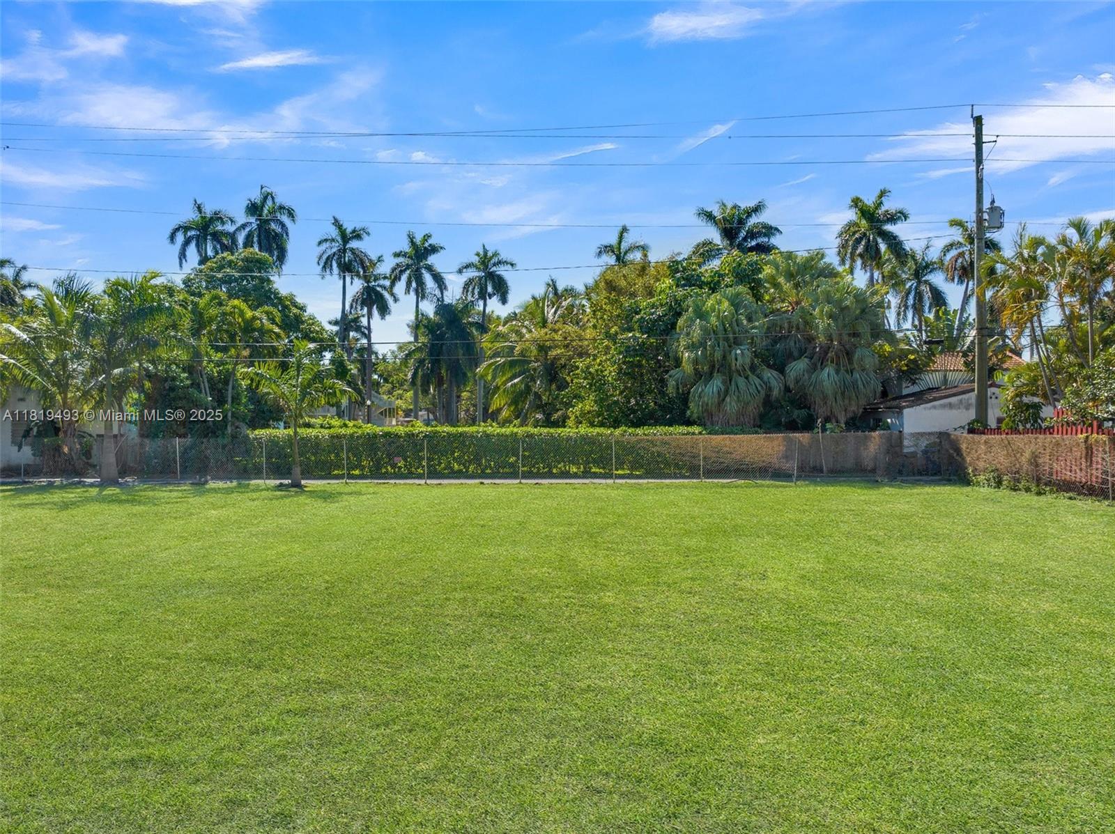 HOLLYWOOD LAKES SECTION - Land