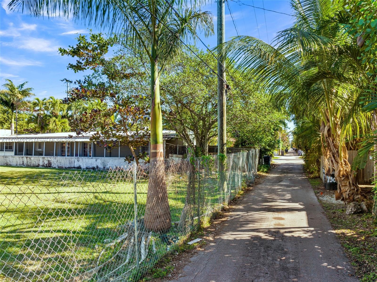 HOLLYWOOD LAKES SECTION - Land