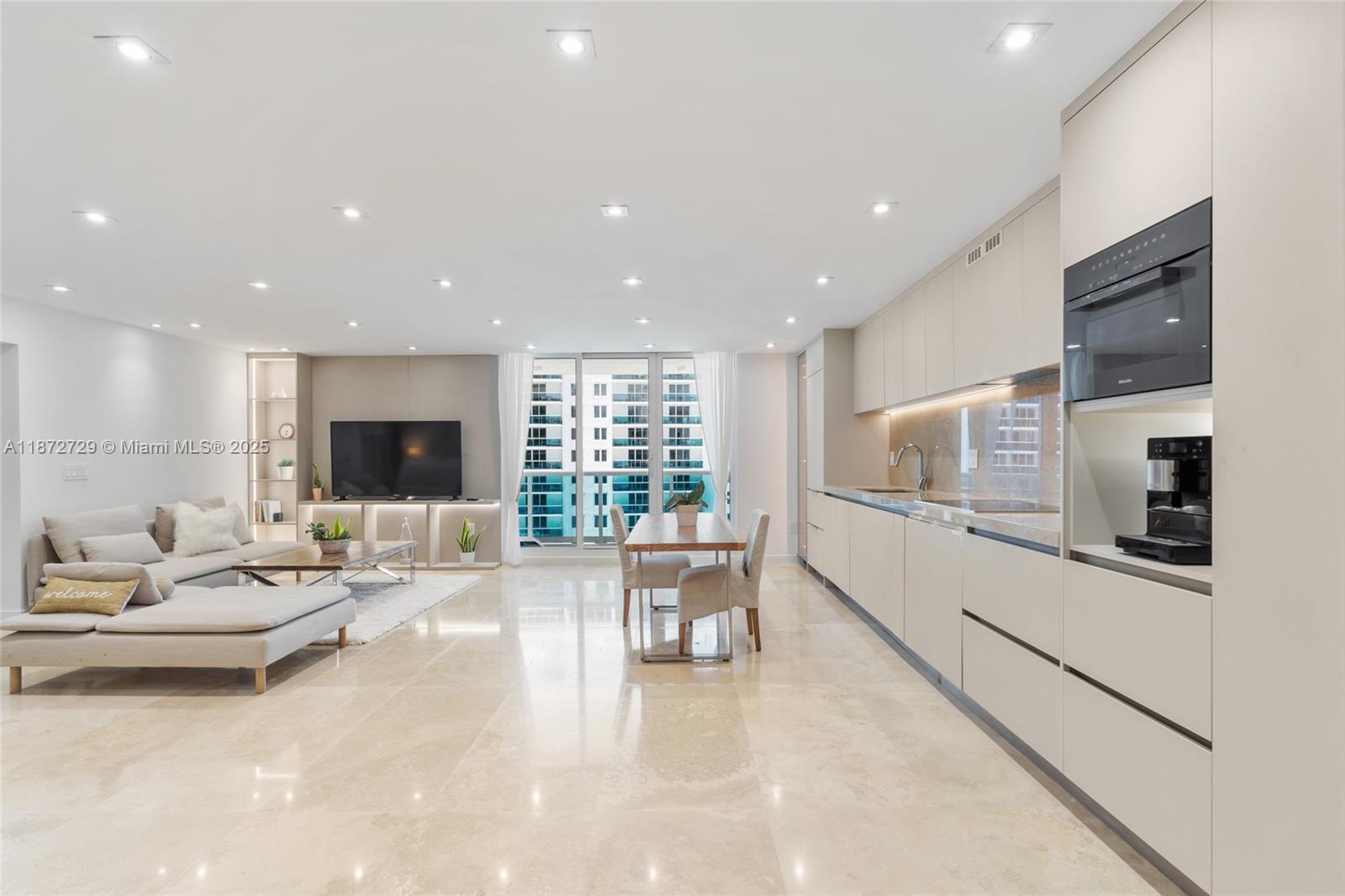 2301 Collins Ave 1011-1012