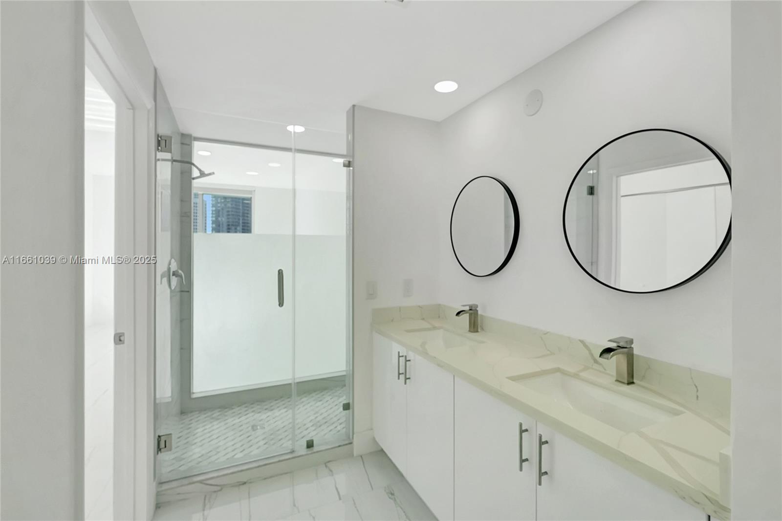 IVY CONDO - Residential