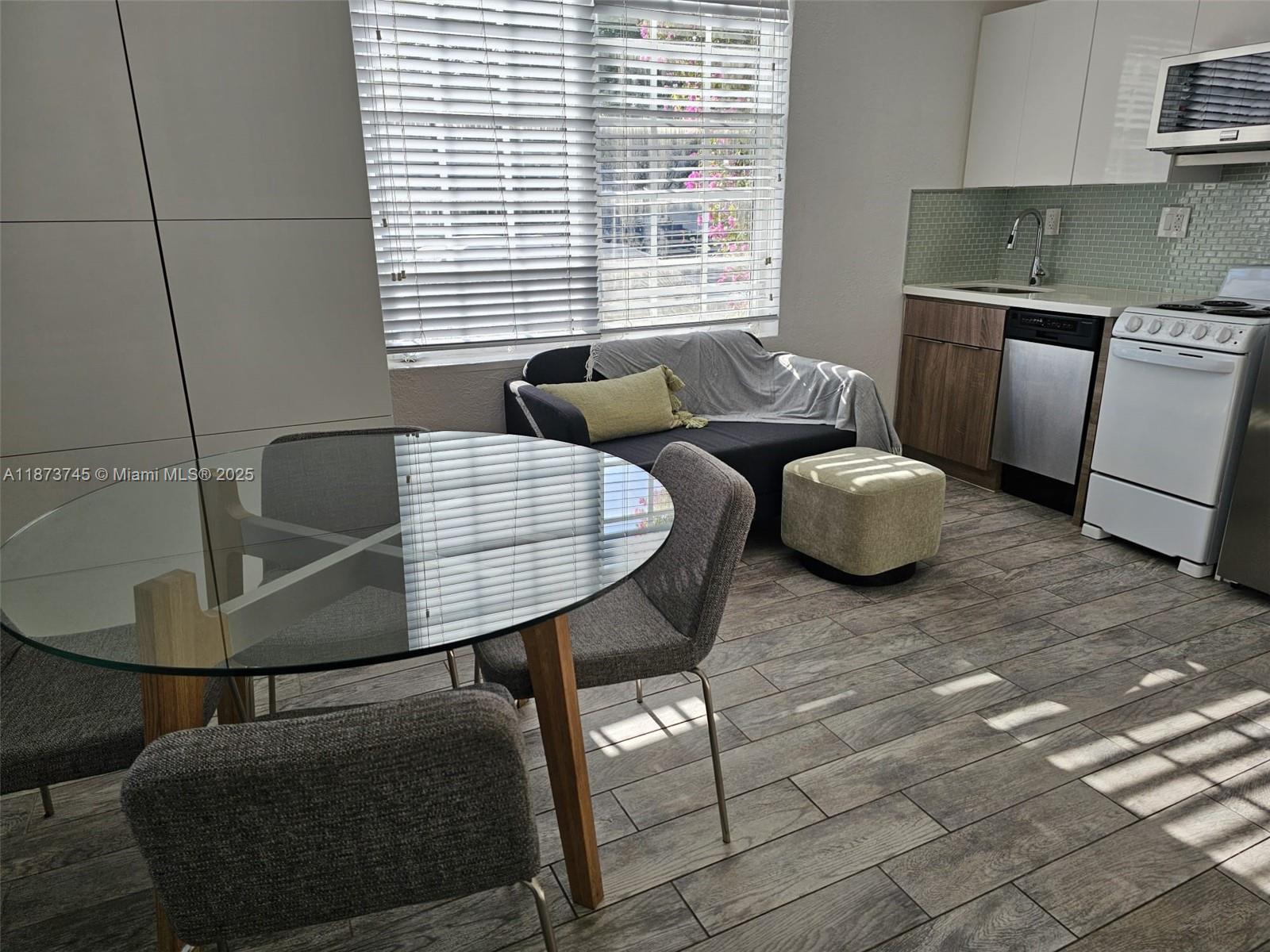 Bright corner unit one bedroom+den fully furnished and spacious. Windows all around and in each room. Kitchenette with microwave, refrigerator and dishwasher. Laundry facility on the back of the condominium. 1 year lease.