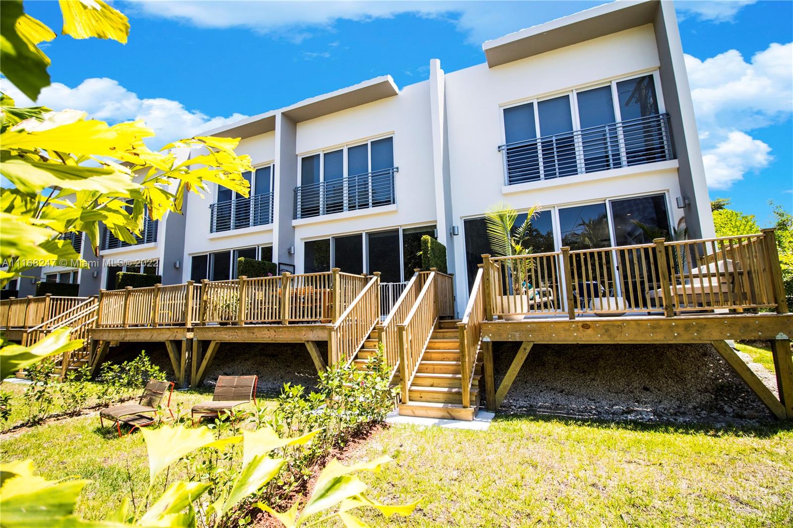 Amazing Townhome 4 bed 3 bath, high ceilings, big patio, centrally located