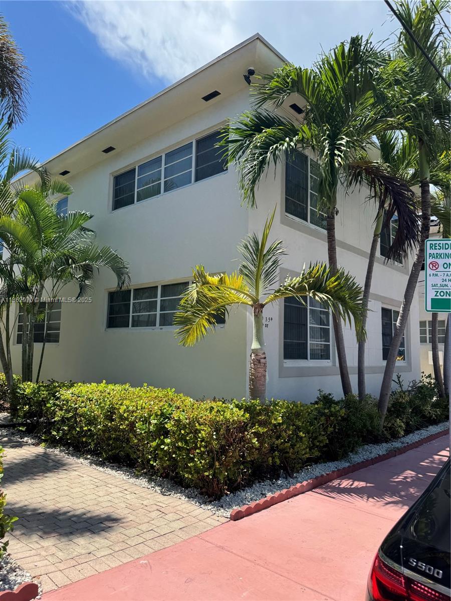 Beautifully updated 2-bedroom, 1-bath condo featuring:
Modern stainless steel appliances, Sleek granite countertops, Brand new wood flooring throughout
Bright and spacious layout with stylish finishes
Located in the heart of Miami Beach, just minutes from the sand, shops, dining, and entertainment. Perfect for those seeking comfort and convenience in a vibrant beachside community.