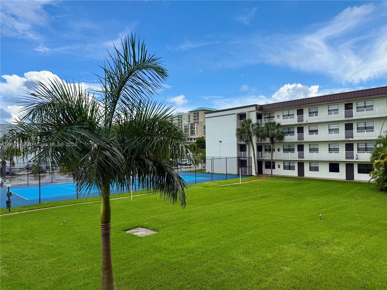 PALM VILLAGE CLUB CONDO - Residential Lease