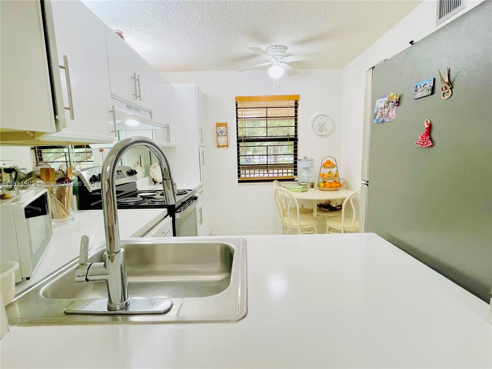 3137 S Carambola Cir S 2369, Coconut Creek, FL, 33066/$245,000 4 3137 S Carambola Cir S 2369
