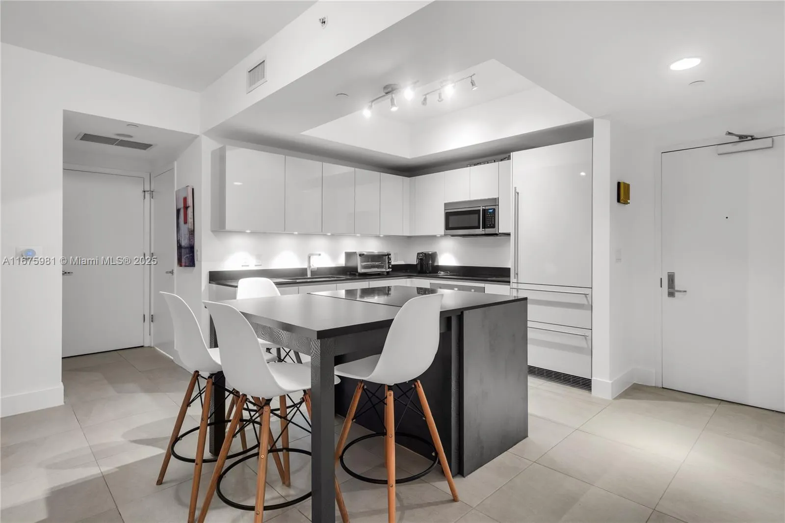 Miami, Florida 33131, United States, 2 Bedrooms Bedrooms, ,2 BathroomsBathrooms,Residential,Pending,39002