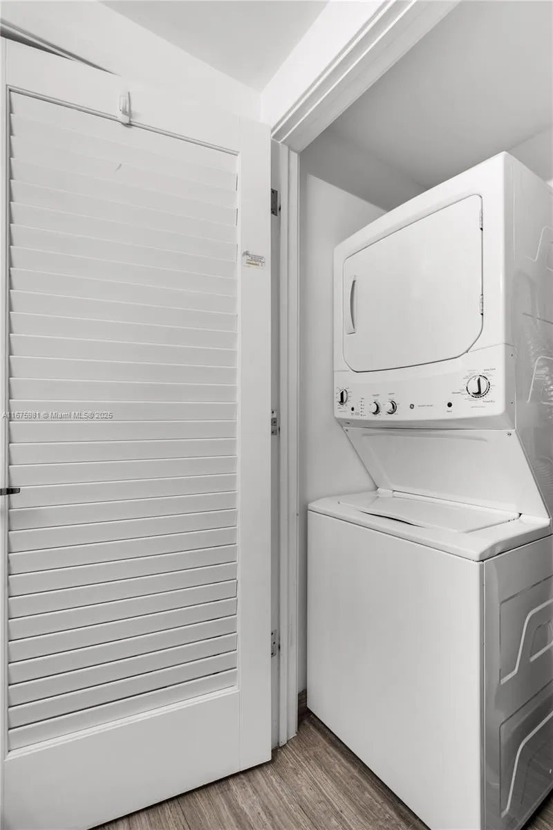 Miami, Florida 33131, United States, 2 Bedrooms Bedrooms, ,2 BathroomsBathrooms,Residential,Pending,39002