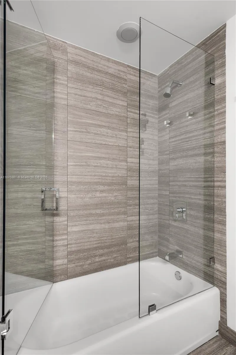 Miami, Florida 33131, United States, 2 Bedrooms Bedrooms, ,2 BathroomsBathrooms,Residential,Pending,39002