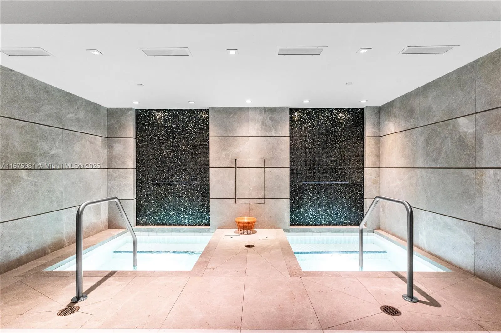 Miami, Florida 33131, United States, 2 Bedrooms Bedrooms, ,2 BathroomsBathrooms,Residential,Pending,39002