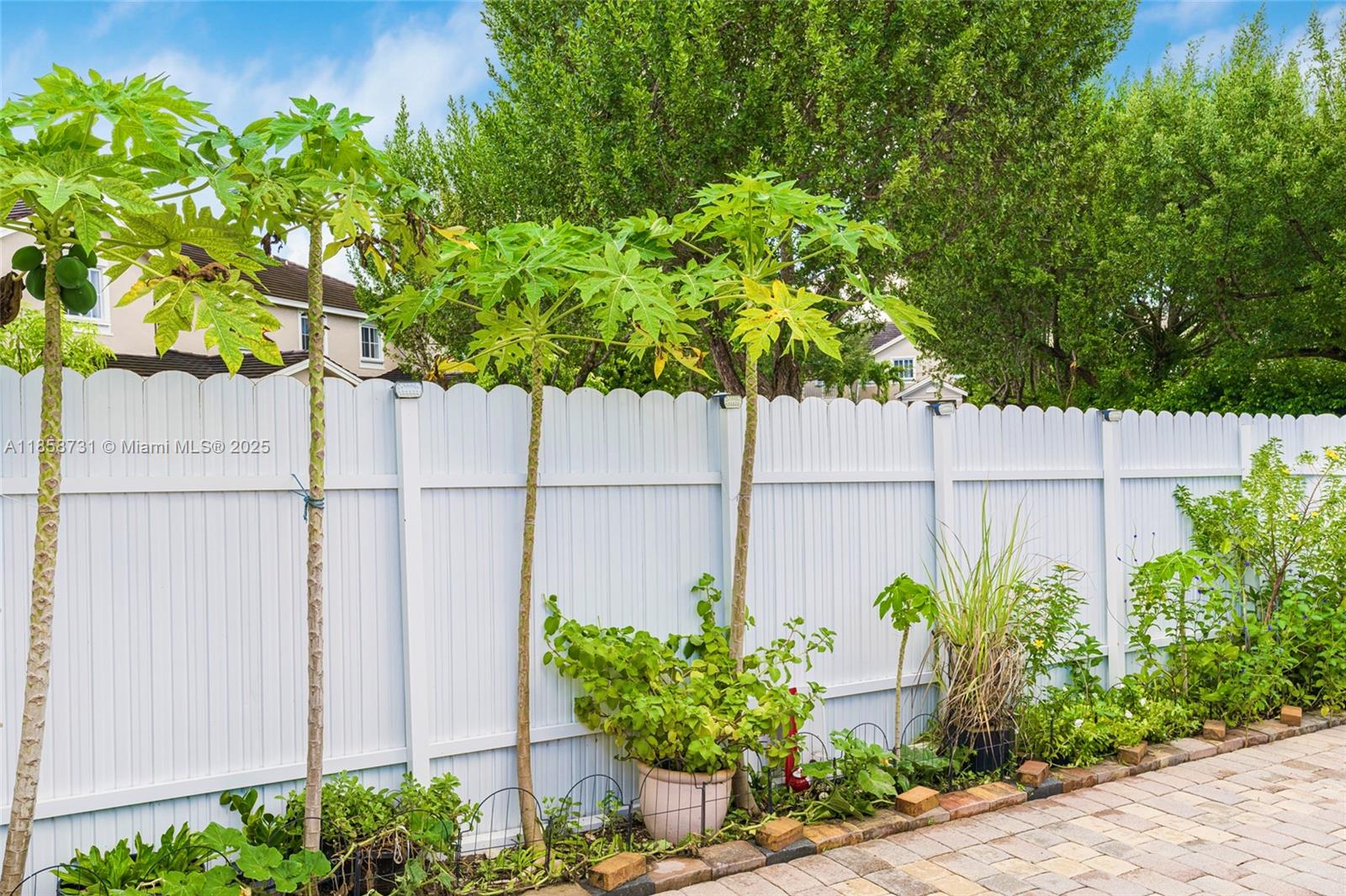 MANDARIN LAKES - Residential