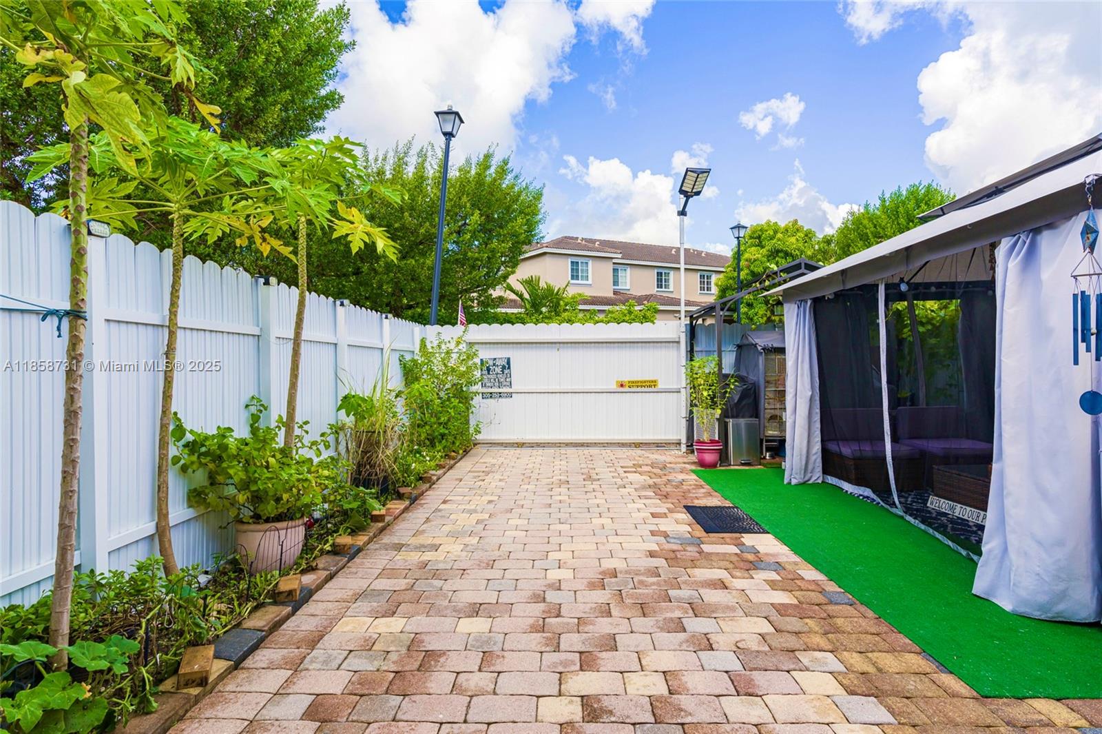 MANDARIN LAKES - Residential