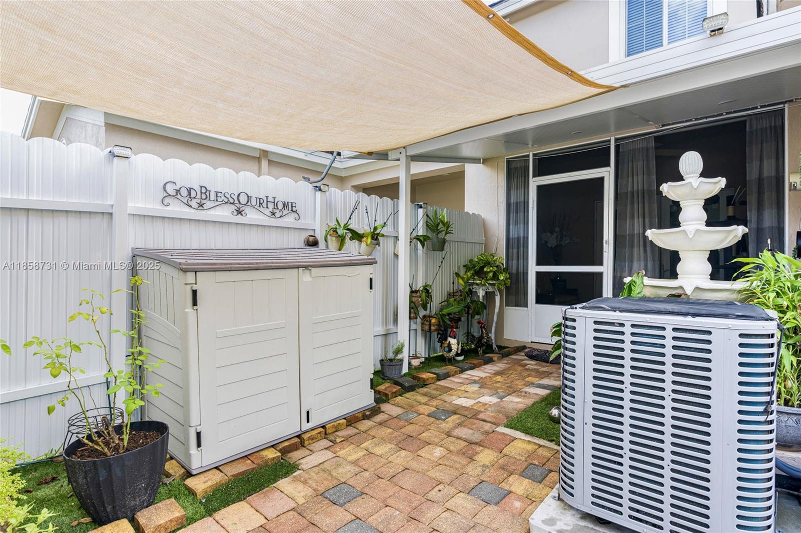 MANDARIN LAKES - Residential