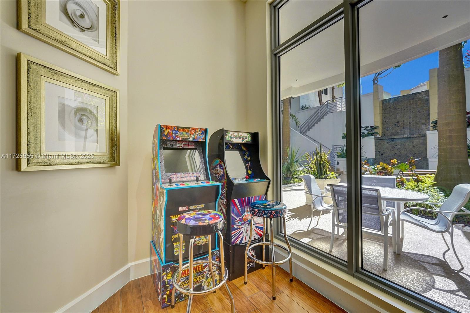 RADIUS CONDO - Residential