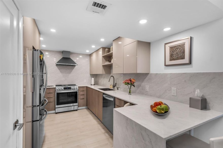 One of a kind! Fully renovated - no expenses were spared. 1 bed 2 bath with Partial ocean view.
Oceanfront building, also went thru extensive renovations. Enjoy amazing pool side restaurant, gym, beauty salon, pool, BBQ area, tennis courts, valet, 24 hr concierge and more.