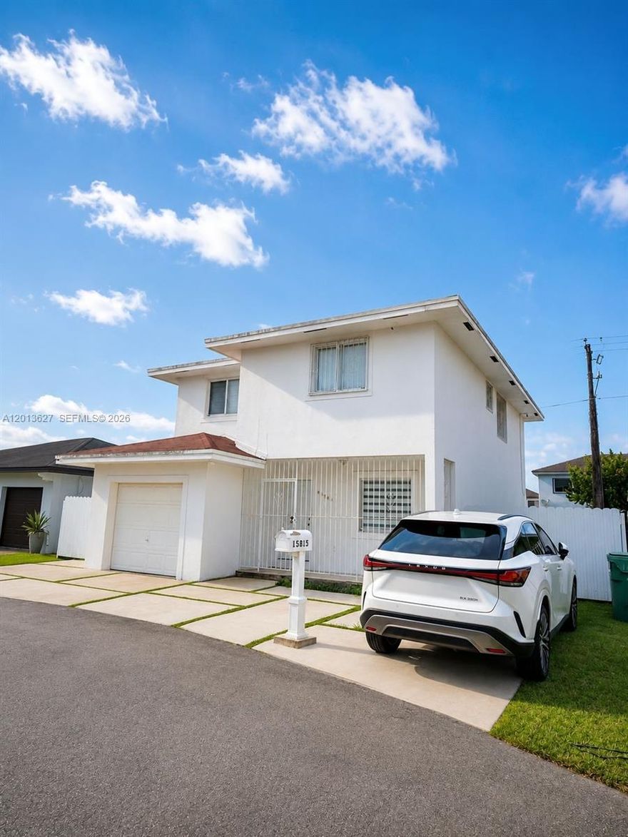 Property located in Homestead. It offers well-distributed spaces with excellent natural lighting. It features a living room, dining room, and a functional kitchen, as well as spacious bedrooms. Conveniently located near schools, shops, and major access roads.