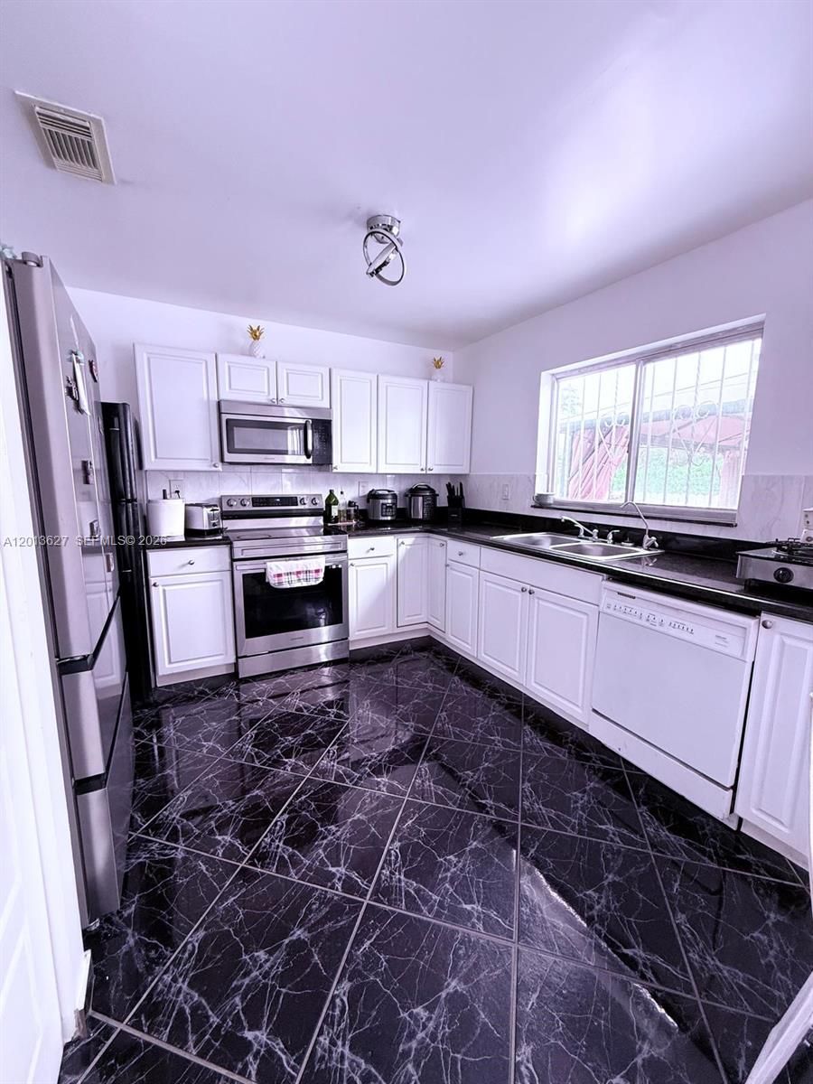 GREENWOOD VILLAS - Residential