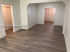 Recently updated large studio, very close to the beach. Walking distance to restaurants and shops.