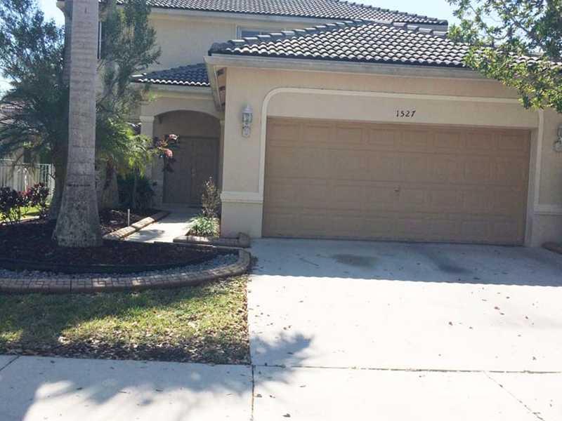 Beautiful home in the great community of Savanna in Weston. Home has 4 bedrooms, 2.5 baths, high ceilings, formal dining, living area, and family room. Kitchen has stainless steel appliances, open and bright! Great schools and perfect home if you have kid s. Community has huge pool area with kids slide, community area, kids play room, tennis court, basketball court, soccer field, you name it! Best price in the community, will not last! Pets under 40 lbs welcome!