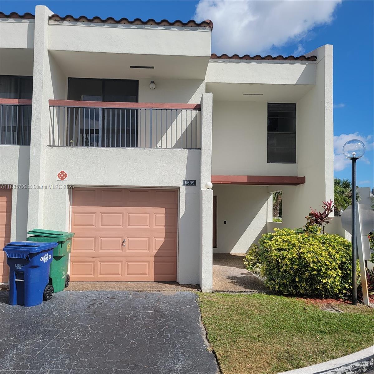 COURTS OF INVERRARY PHASE - Residential Lease