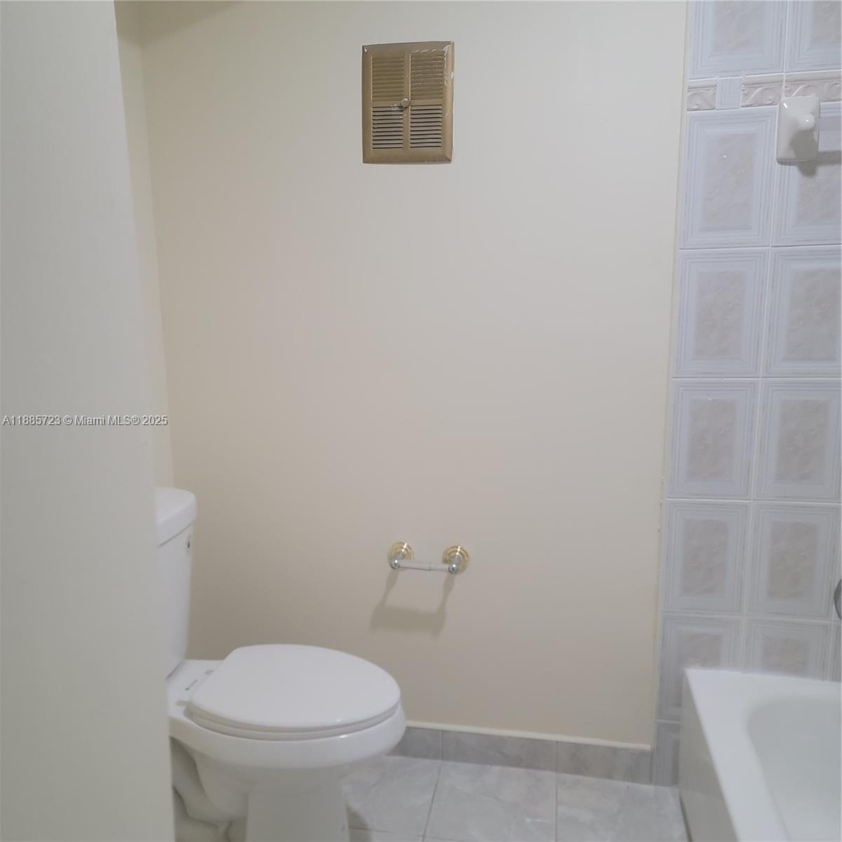 COURTS OF INVERRARY PHASE - Residential Lease
