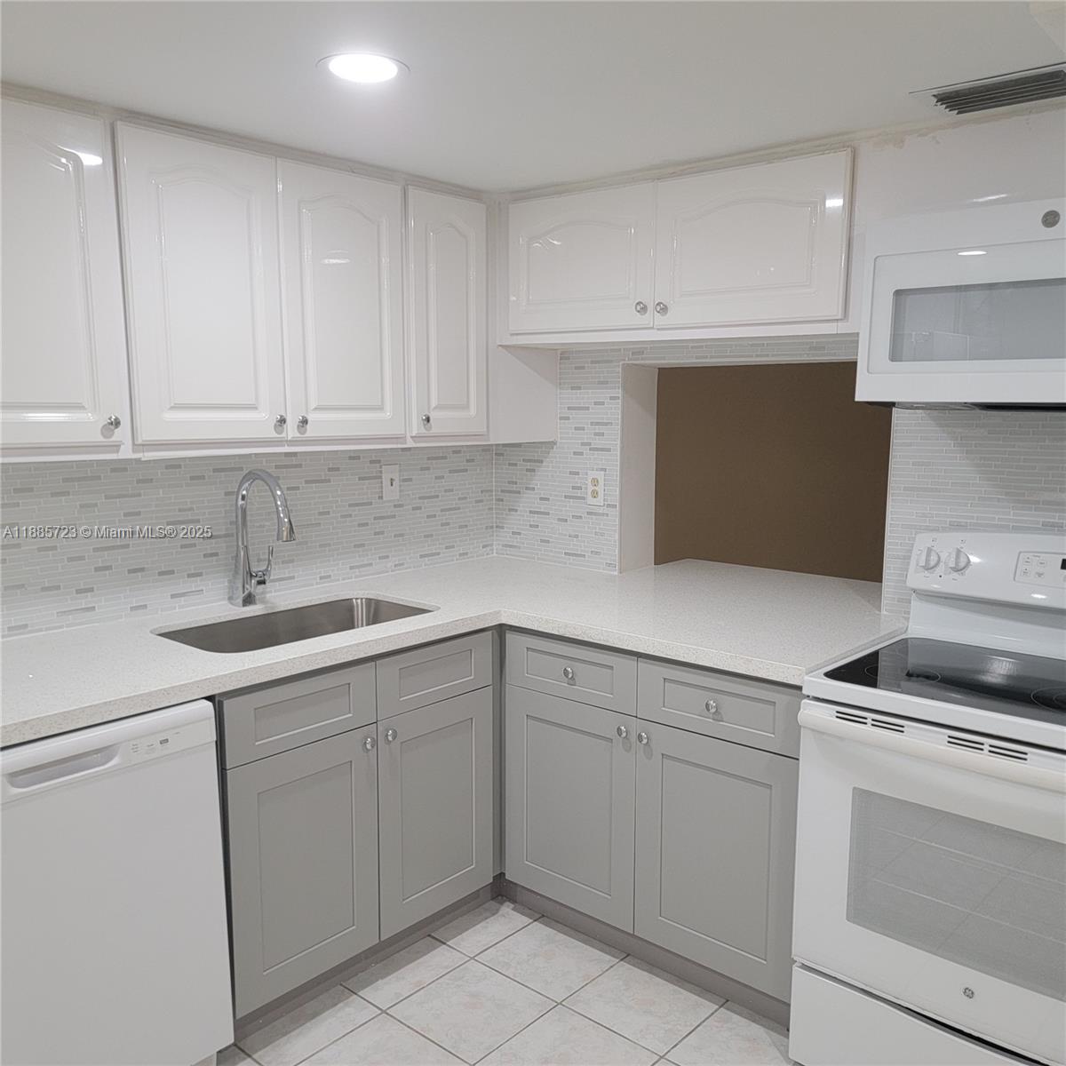 COURTS OF INVERRARY PHASE - Residential Lease