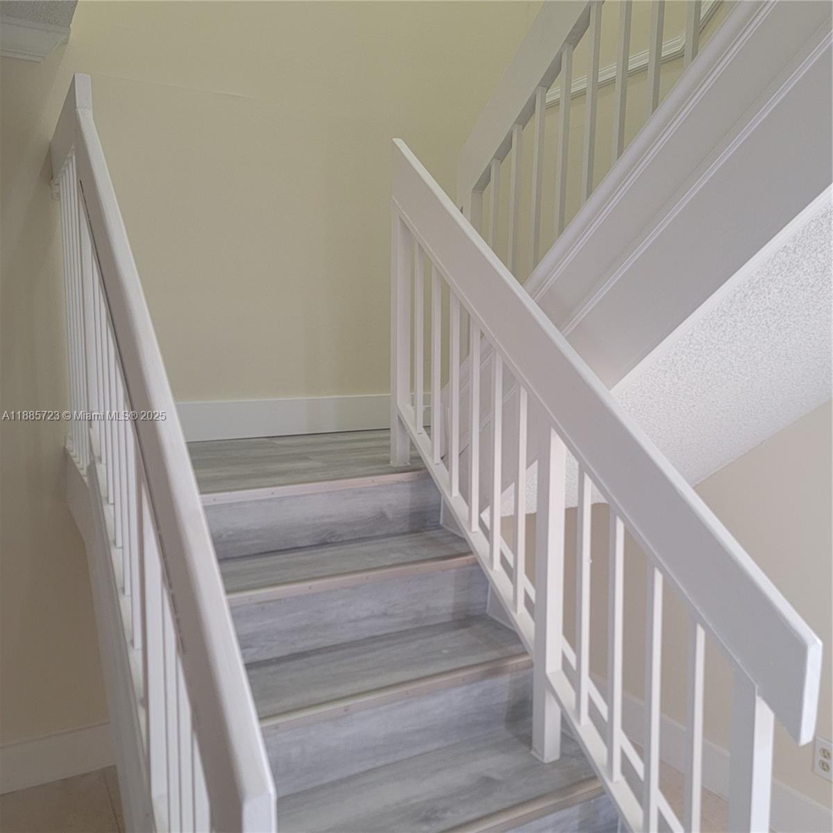 COURTS OF INVERRARY PHASE - Residential Lease