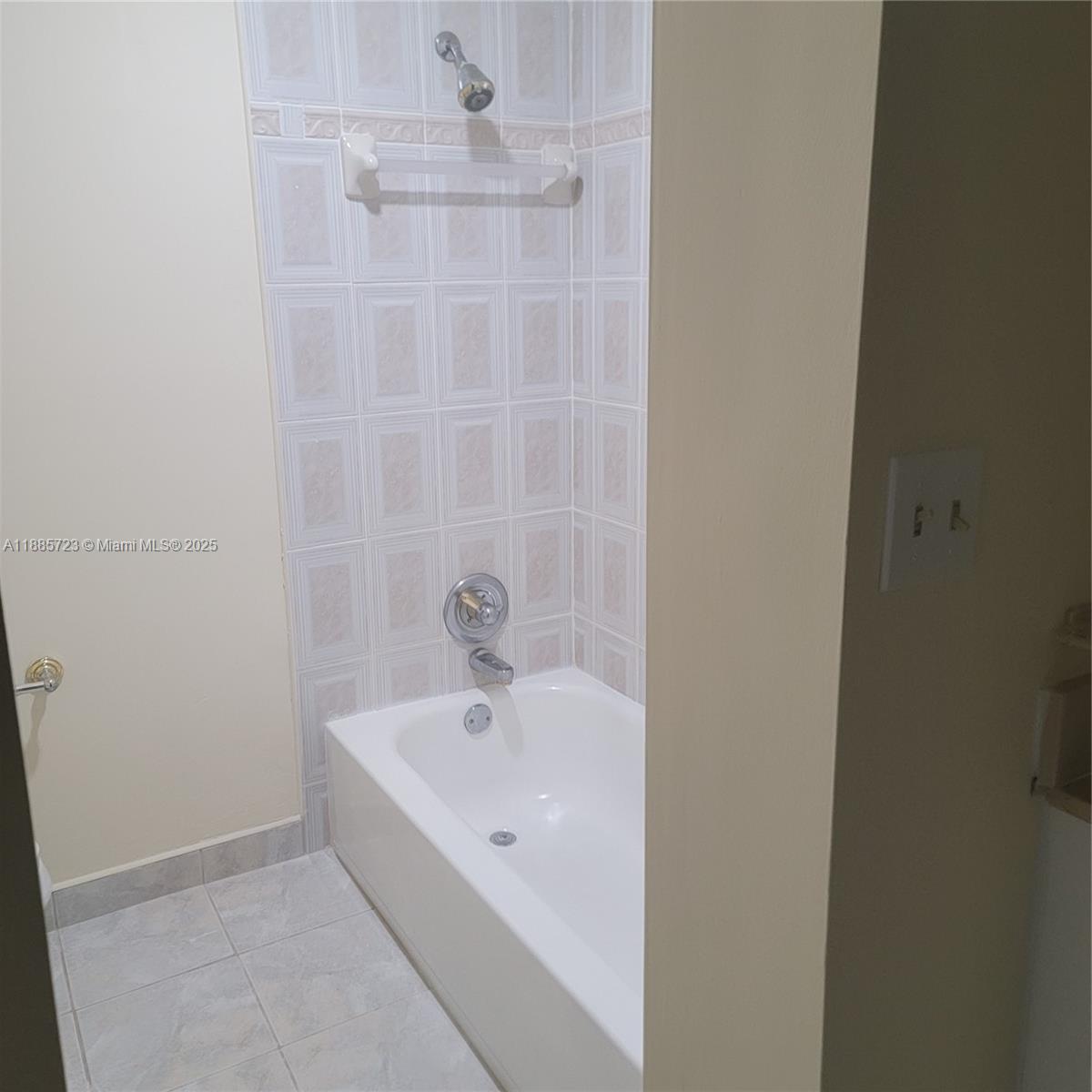COURTS OF INVERRARY PHASE - Residential Lease