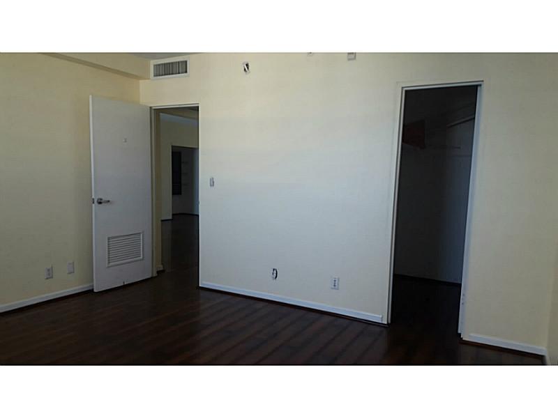 RESIDENCES ON HOLLYWOOD B - Residential Lease