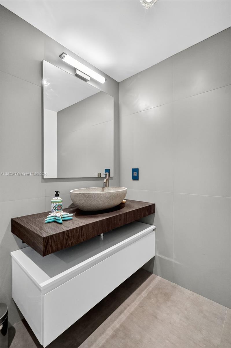3000 ISL BLVD WILLIAMS IS - Residential