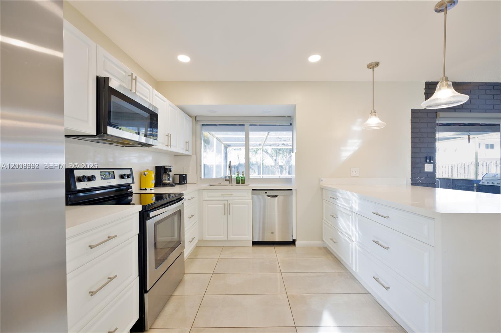 HOLLYWOOD HILLS - Residential