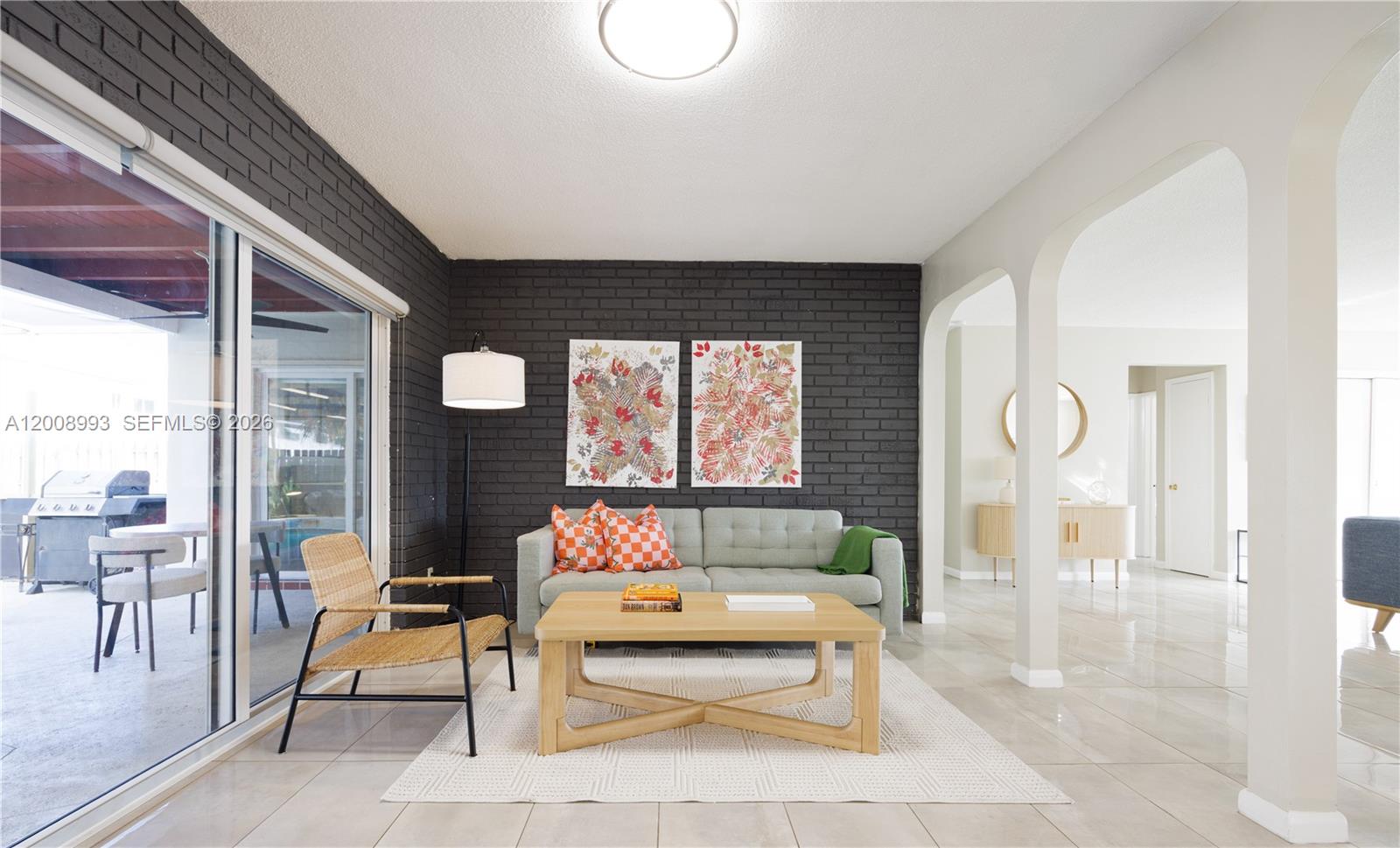 HOLLYWOOD HILLS - Residential