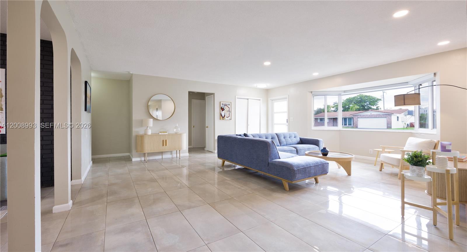 HOLLYWOOD HILLS - Residential