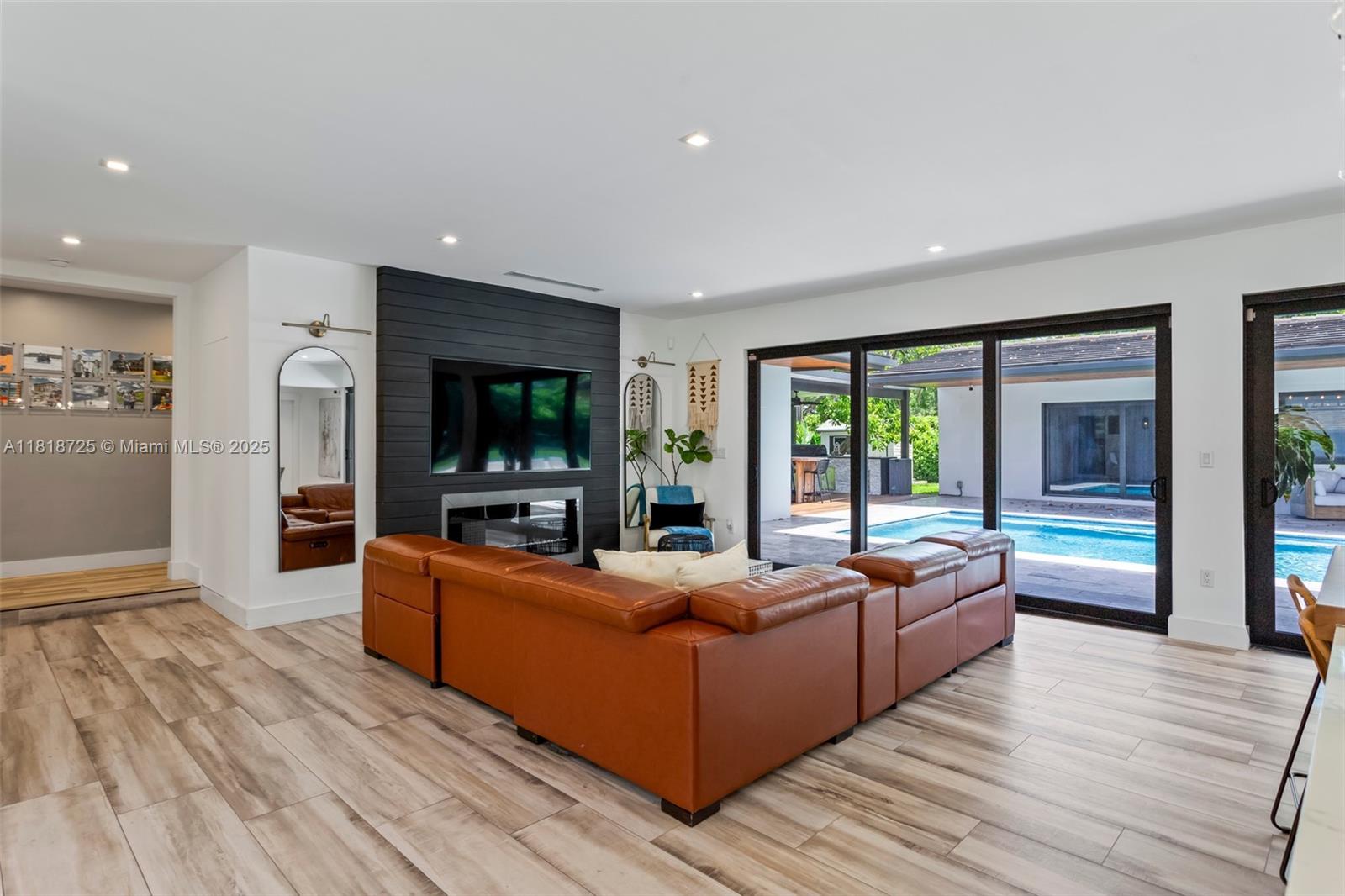 COLLEGE MNR - Residential