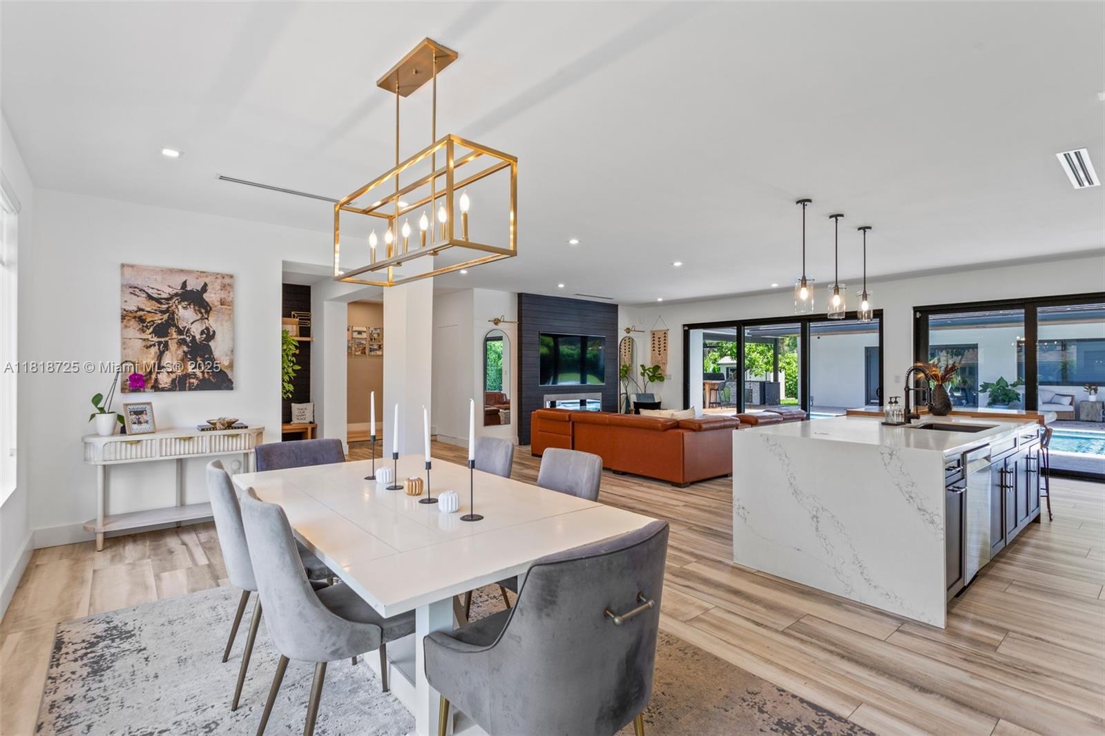 COLLEGE MNR - Residential