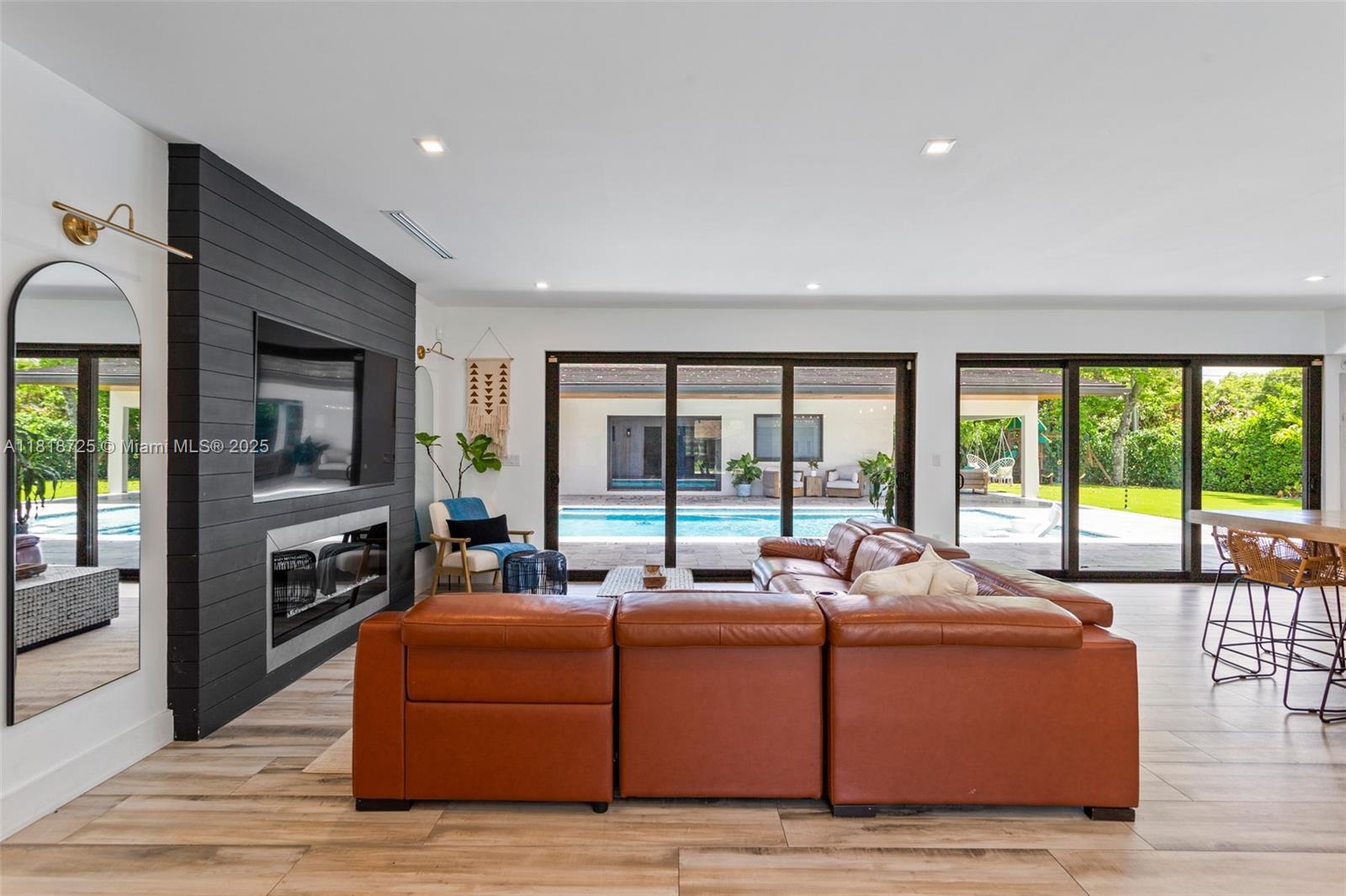 COLLEGE MNR - Residential