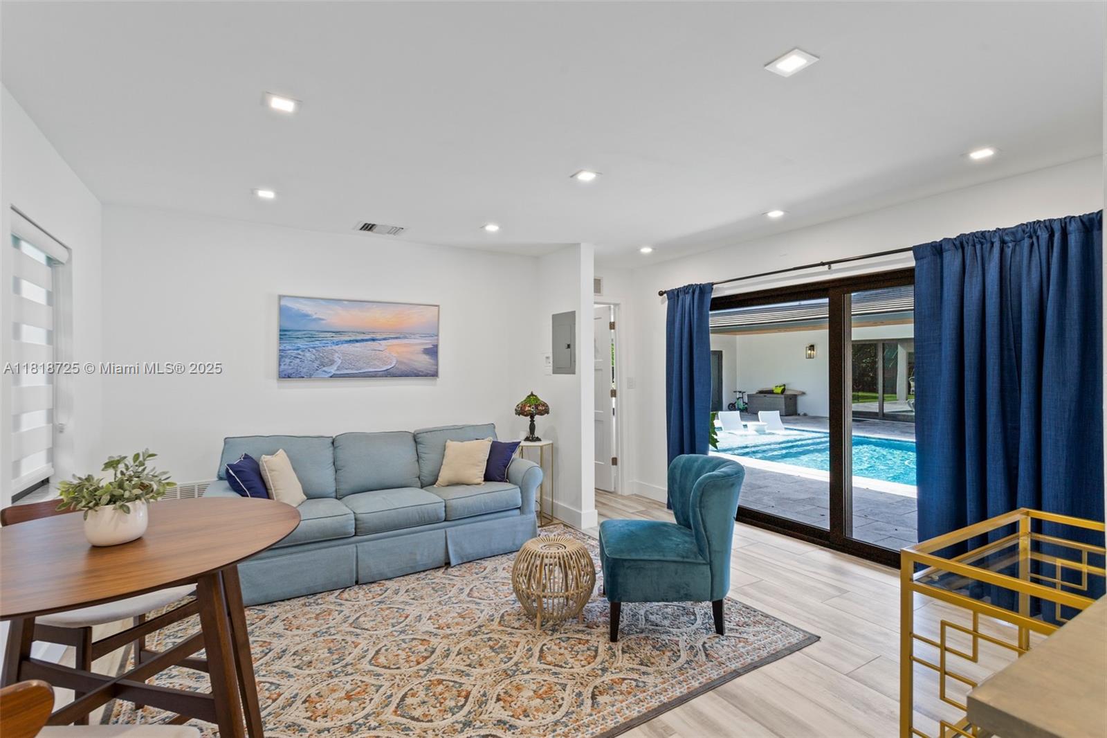 COLLEGE MNR - Residential