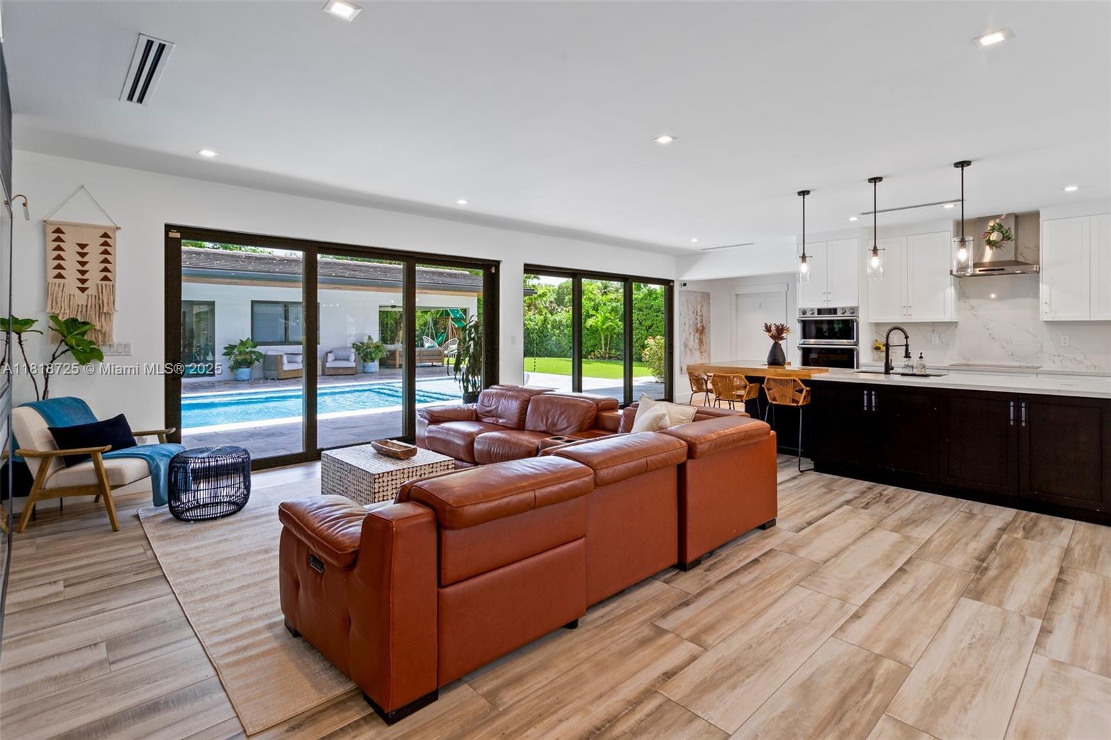 COLLEGE MNR - Residential