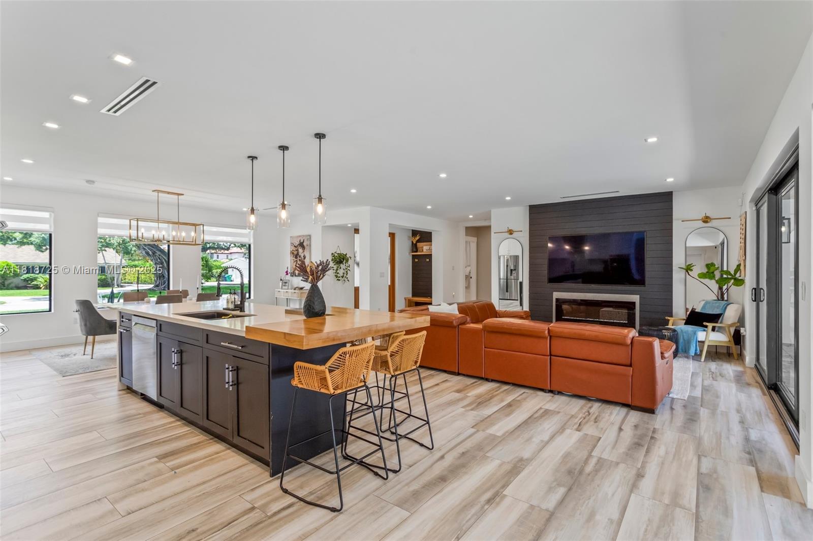 COLLEGE MNR - Residential