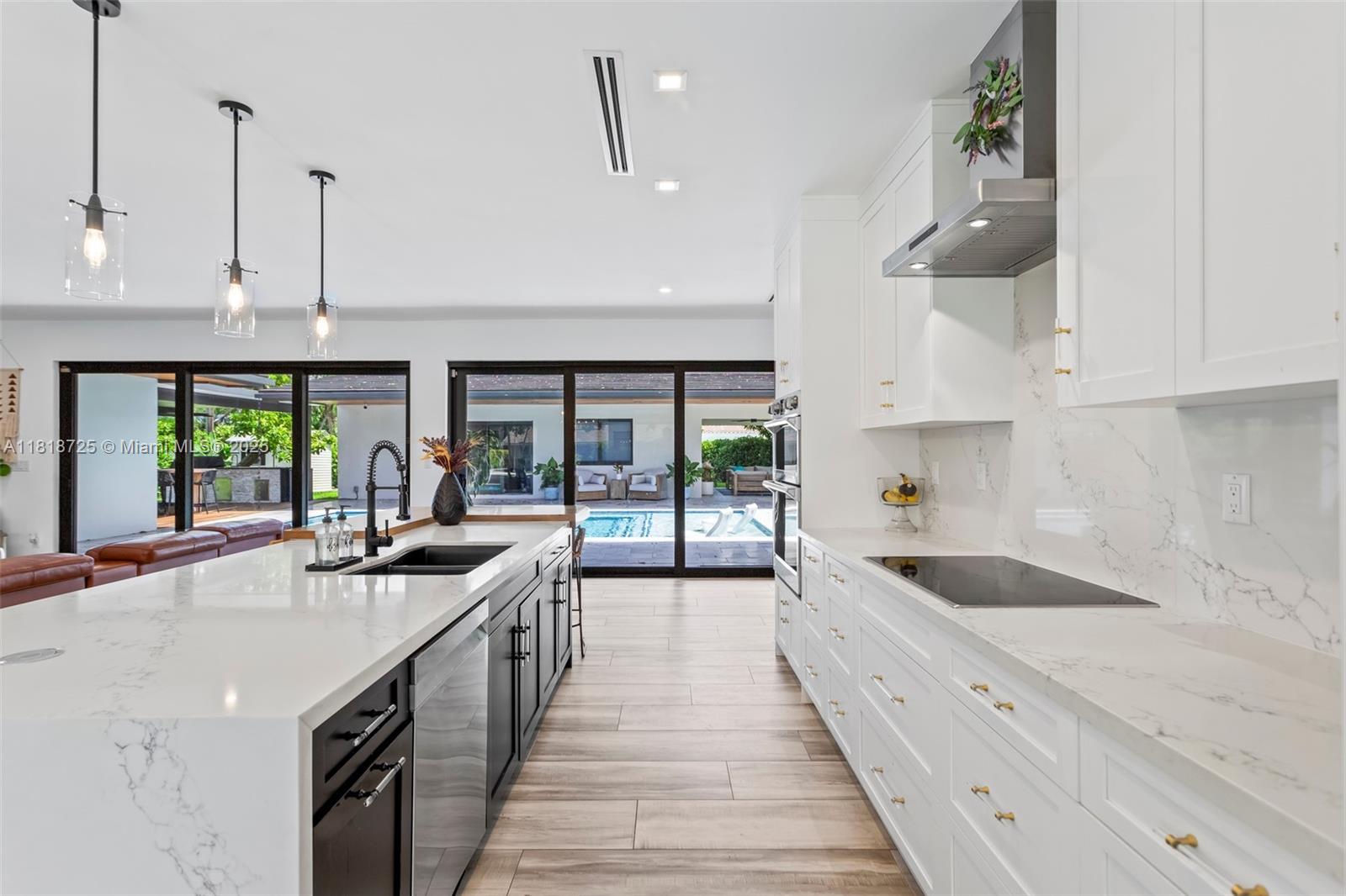 COLLEGE MNR - Residential