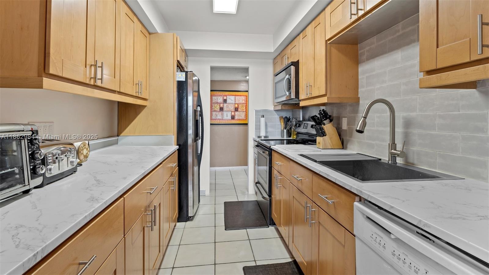 2 Bedroom 2 Bath large size apartment, excellently located in the center of it all, near to highways, hospitals, transportation, shopping centers and much more. Located just 25 minutes from our beautiful Fort Lauderdale beaches, this apartment has so much to offer.
Owner eager and motivated to sell.
Association has reserves
