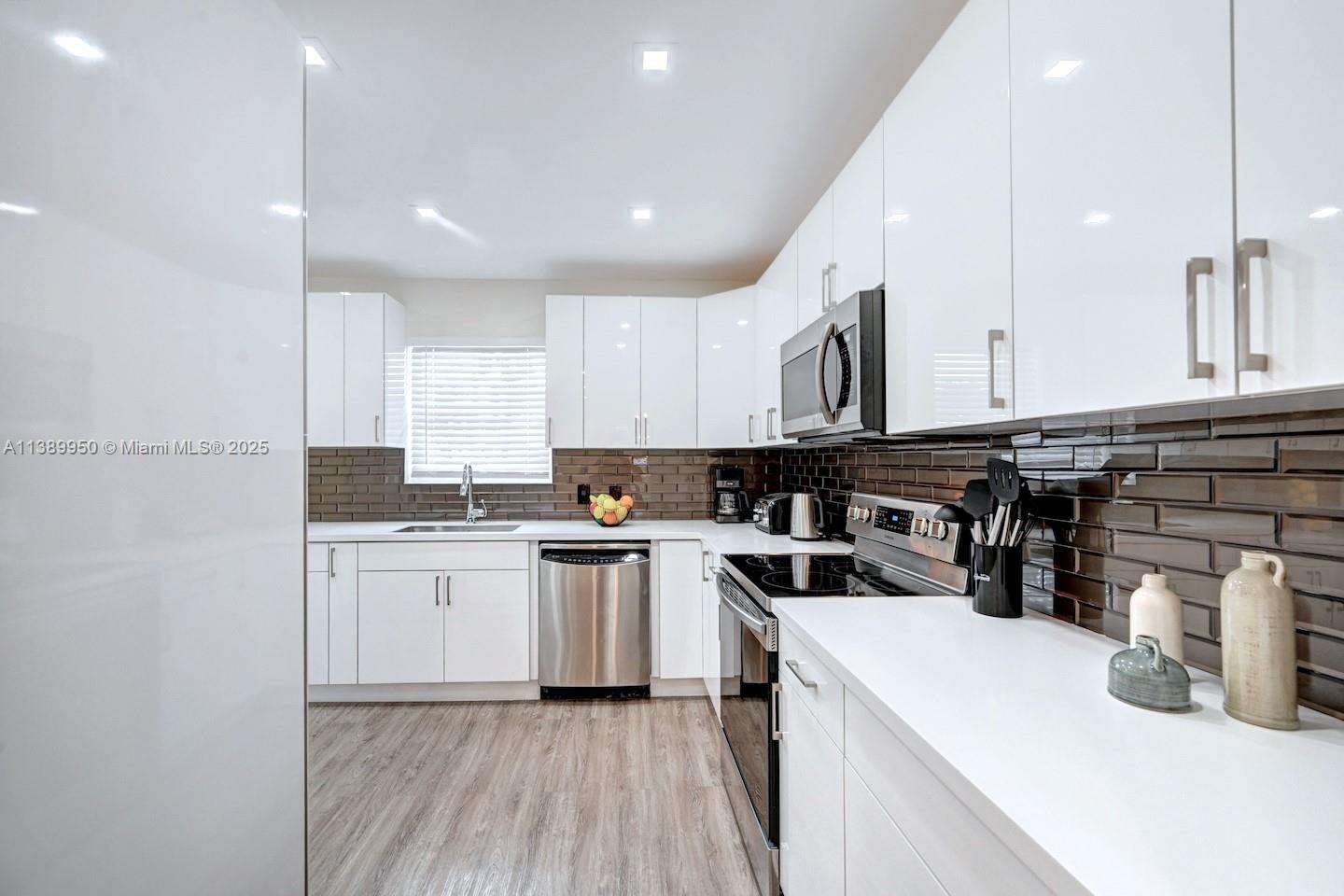 HOLLYWOOD LAKES SECTION - Residential Lease