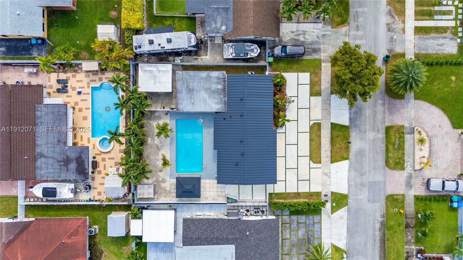 ROYALE GREEN SEC 3 - Residential