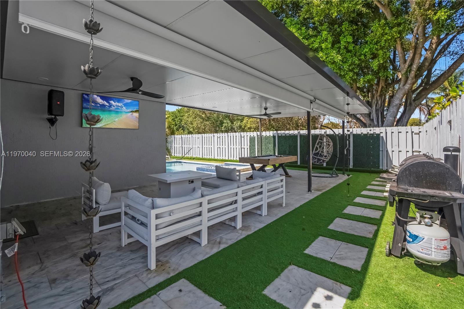 FLORIDIAN BAY ESTATES - Residential