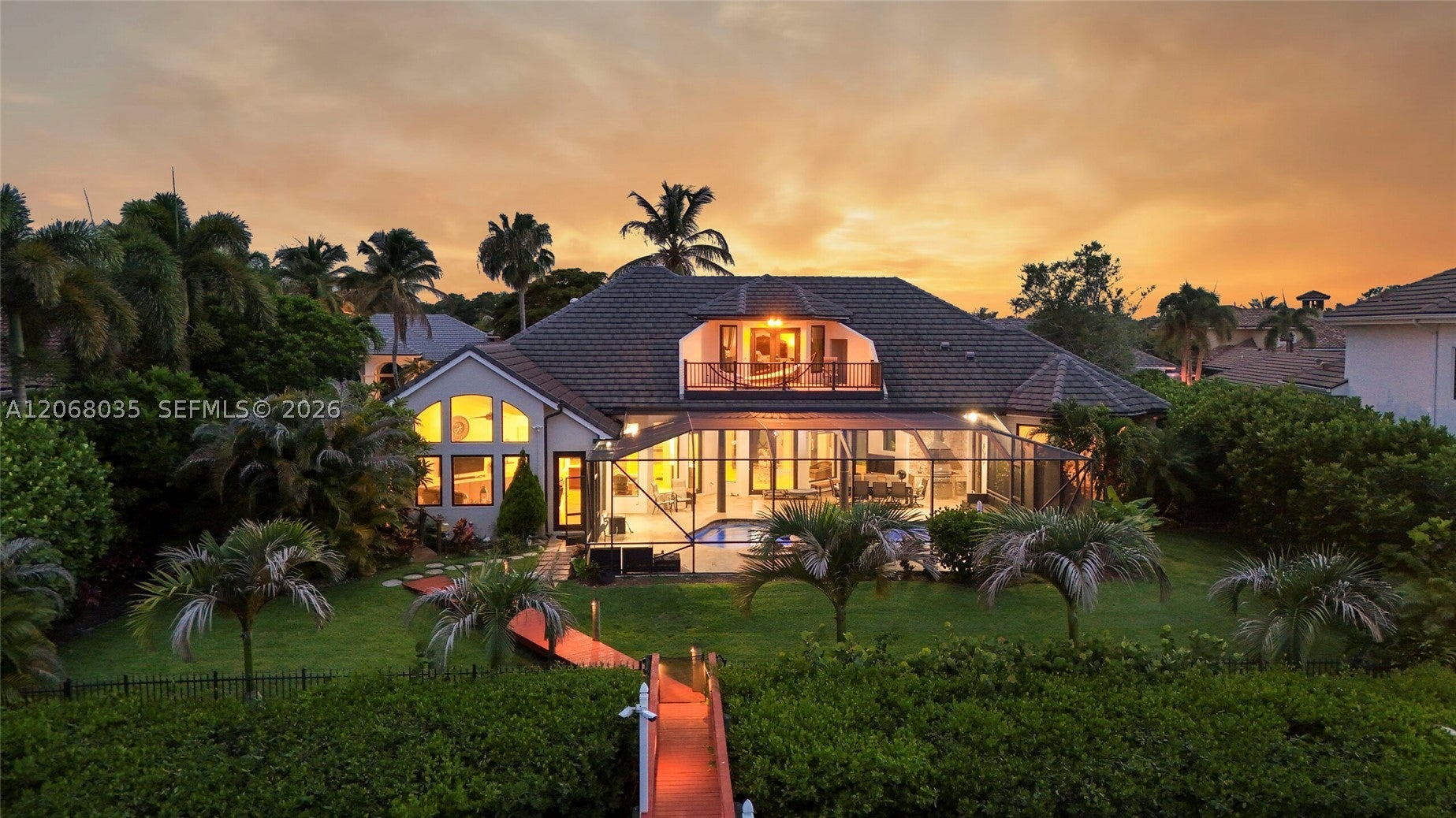 18989 SE Windward Island Ln